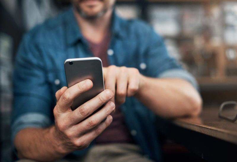  Joven usando el teléfono móvil 