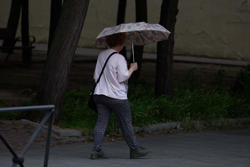  Una mujer se protege de la lluvia con un paraguas, a 8 de junio de 2024, en Madrid (España) - Jesús Hellín - Europa Press 