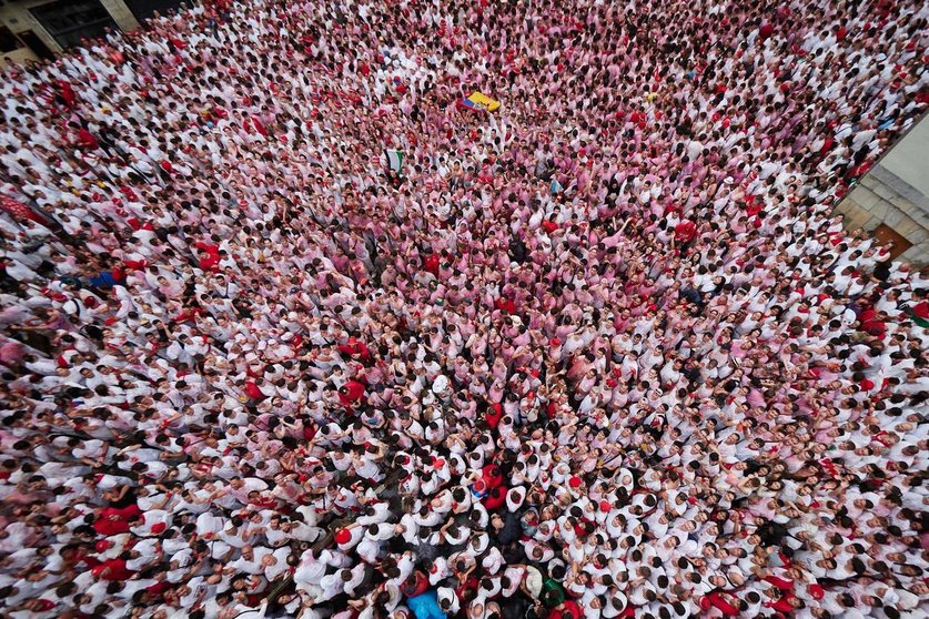  Miles de personas celebran el comienzo de las fiestas de San Fermín durante el chupinazo, a 6 de julio de 2024, en Pamplona, Navarra (España). - Eduardo Sanz - Europa Press 