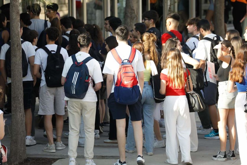  Archivo - Estudiantes a su llegada al primer día de las pruebas de la Evaluación del Bachillerato para el Acceso a la Universidad (EBAU), en la Universidad de Espinardo, a 5 de junio de 2024, en Murcia, Región de Murcia (España). Un total de 7.547 estudia - Edu Botella - Europa Press - Archivo 