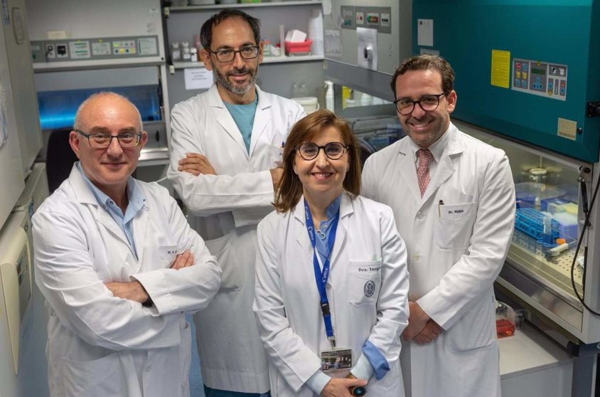  De izq. A dcha., el Dr. Enrique Andreu, investigador del Área de Terapia Celular; el Dr. Enrique Ornilla, especialista del Servicio de Reumatología; la Dra. Susana Inogés, especialista en Inmunología, y el Dr. José María Mora, especialista en Nefrología. - CUN 