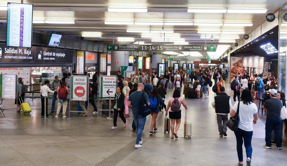  Archivo - Varias personas caminan con maletas en la estación de Puerta de Atocha-Almudena Grandes, con motivo del inicio del puente del Pilar, a 11 de octubre de 2023, en Madrid (España). - Gustavo Valiente - Europa Press - Archivo 