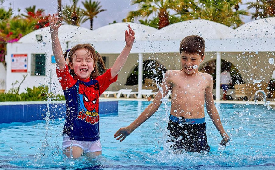  Hora del baño en la piscina durante un campamento de verano. 