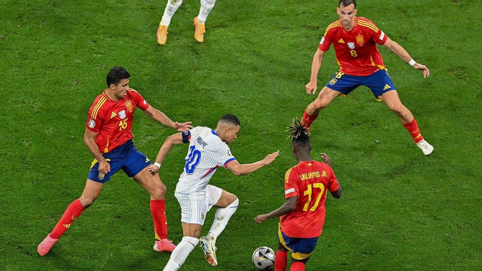  Rodri, Fabián Ruiz y Nico Williams, ante Mbappé. AFP | RTVE 