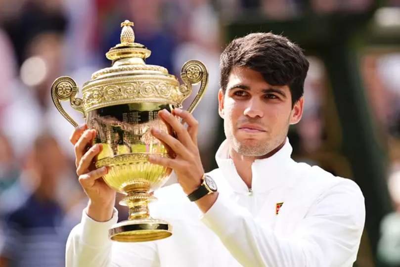  Carlos Alcaraz levantando el trofeo de Wimbledon 