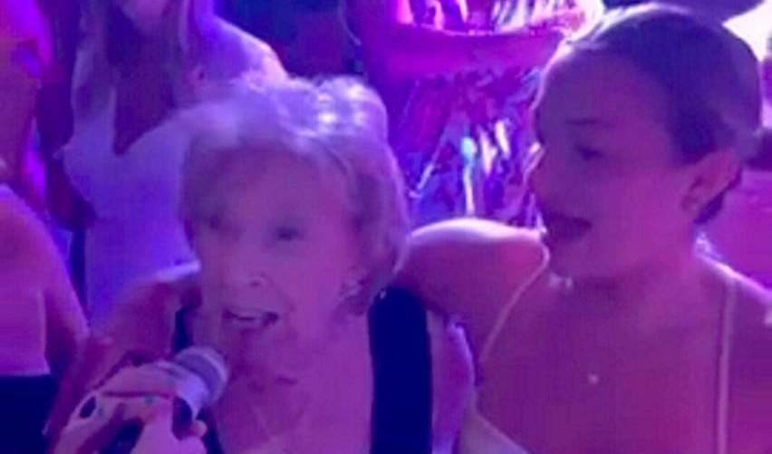  La abuela cantando karaoke junto a su nieta en la boda 