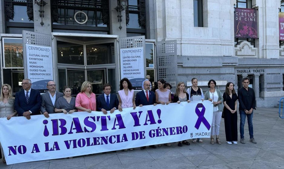  Minuto de silencio en Cibeles por el último crimen de violencia de género en la capital. - EUROPA PRESS 