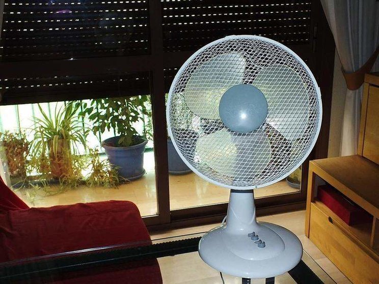  El clásico ventilador, en una habitación con la persiana baja 