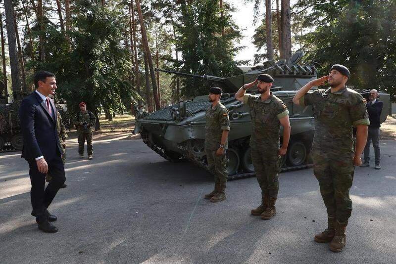  Archivo - El presidente del Gobierno, Pedro Sánchez, durante una visita a las tropas españolas en la base militar de Adazi, en Letonia - MONCLOA - 