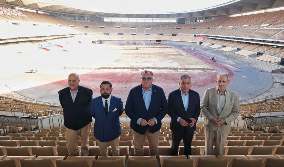  El consejero de Turismo, Cultura y Deporte, durante su visita a la primera fase de las obras de remodelación del Estadio de la Cartuja de Sevilla 