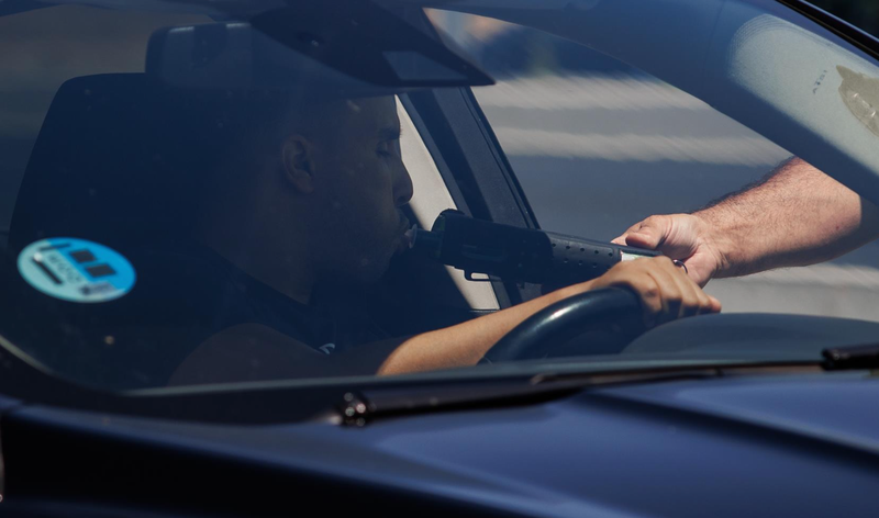  Archivo - Un agente de la Guardia Civil realiza un control de alcoholemia al conductor de un vehículo durante un control en la autovía A-5, en la primera operación salida del verano de 2022, a 1 de julio de 2022, en Madrid (España). El dispositivo despleg - Alejandro Martínez Vélez - Europa Press - Archivo 