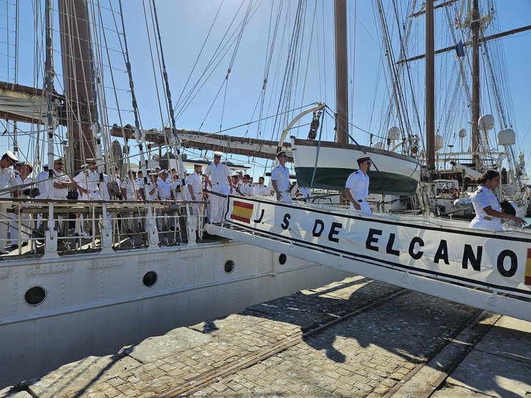  Estudiantes de la Escuela Naval Militar desembarcan en Cádiz tras siete meses a bordo del buque 