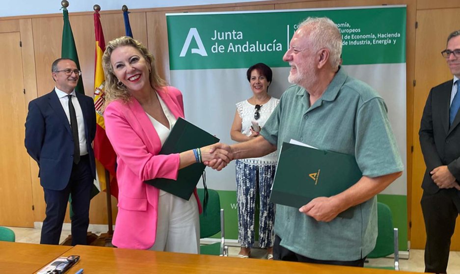  La consejera de Economía y el presidente de la Federación de Organizaciones Andaluzas de Mayores (FOAM), Martín Durán, tras la firma del protocolo. 