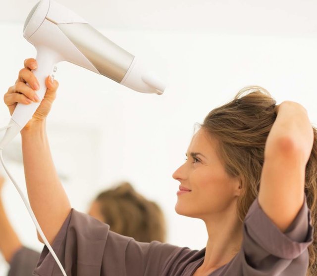  Mujer secándose el cabello 