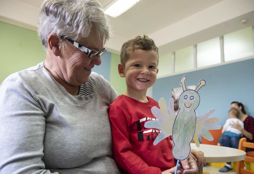  Archivo - Una abuela con su nieto. - ALDEAS INFANTILES SOS - Archivo 