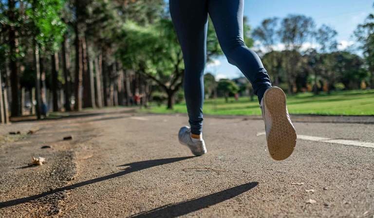  Una mujer practica ejercicio físico por un sendero | Junta de Andalucía 