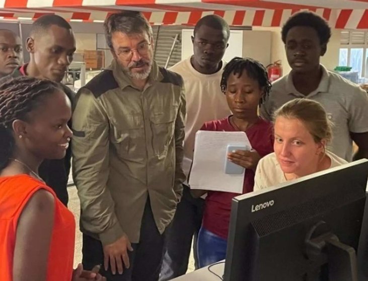  Joseba Alonso, investigador del CSIC en el I3M, y Teresa Guallart-Naval, estudiante de doctorado del mismo centro, con el equipo del Dr. Johnes Obungoloch de la Universidad de Ciencia y Tecnología de Mbarara (MUST) de Uganda. - CSIC 