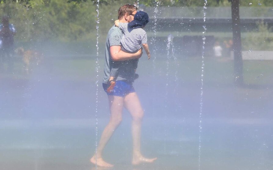  Archivo - Un hombre con su hijo pasa por los chorros de agua de la playa de Madrid Río, a 24 de mayo de 2024, en Madrid (España). Durante la visita, el alcalde ha comprobado cómo se activa esta instalación para combatir la llegada del calor. - Marta Fernández Jara - Europa Press - Archivo 