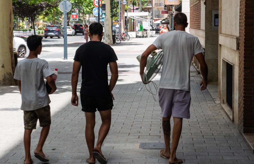  Archivo - Tres jóvenes caminan por la Avenida de España mientras uno de ellos porta un ventilador eléctrico, a 11 de julio de 2023, en Albacete, Castilla-La Mancha (España). - Víctor Fernández - Europa Press - Archivo 