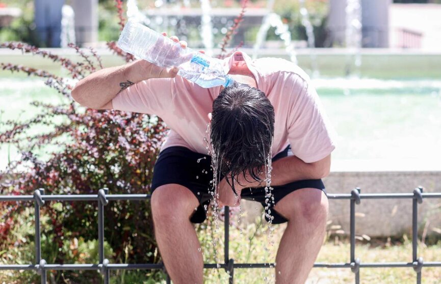  Archivo - Una persona se refresca con agua, - Ricardo Rubio - Europa Press - Archivo 