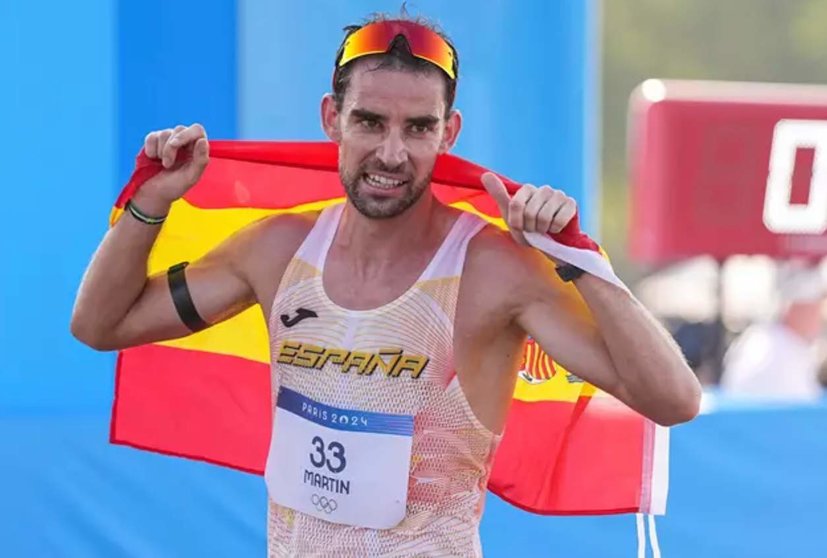  Alvaro Martin celebra su medalla de bronce en los 20 kms marcha de Paris 2024<br>- ALVARO DÍAZ/AFP7/EUROPA PRESS 