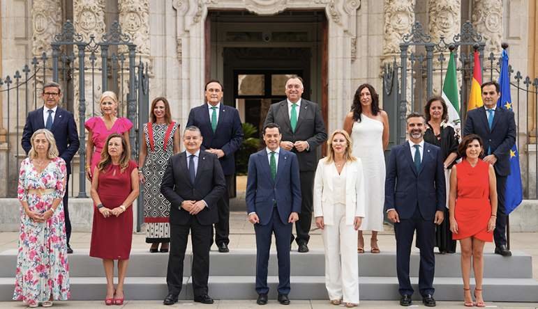  El nuevo Gobierno andaluz en la fachada del Palacio de San Telmo, sede de la Presidencia de la Junta de Andalucía | Junta de Andalucía 