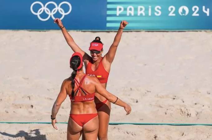  La pareja española de Liliana Fernández y Paula Soria celebran un punto en los Juegos Olímpicos de París 2024 | EP 