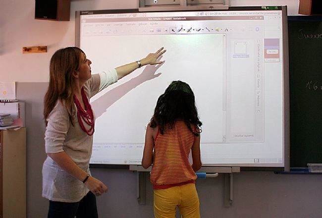  Profesora dando clase en una pizarra electrónica | EP 