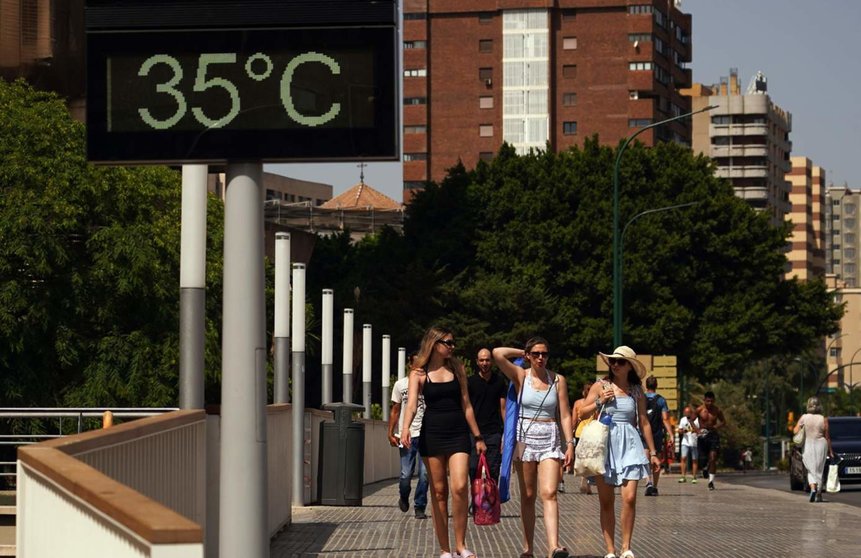  Varias personas se resguardan del calor. A 1 de agosto de 2024, en Málaga (Andalucía, España). - Álex Zea - Europa Press 