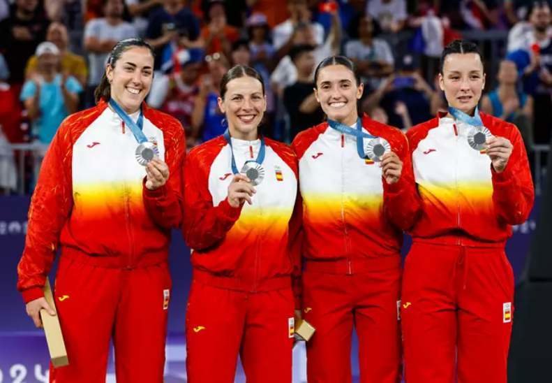  Las jugadoras españolas de 3x3 recibiendo la medalla de plata 