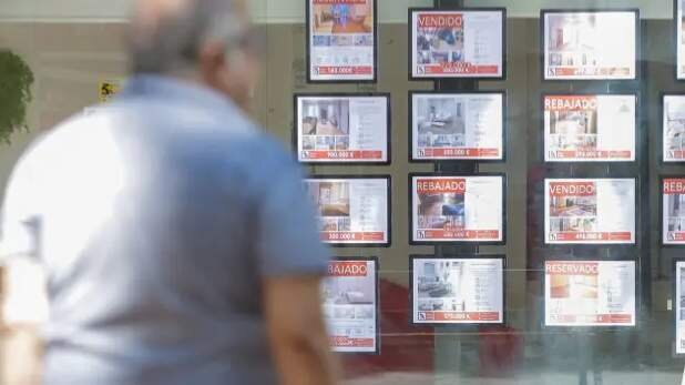  Varios anuncios de pisos en el escaparate de una inmobiliaria de Madrid | 20 minutos 