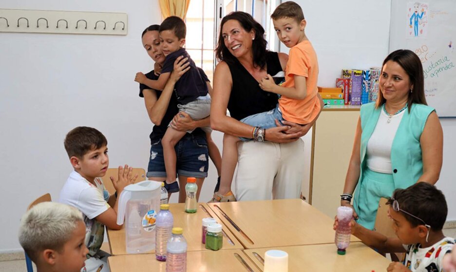  La consejera de Inclusión Social, Loles López, durante su visita a la escuela de verano Torrealmenara de Punta Umbría (Huelva). | NP Capital Córdoba 