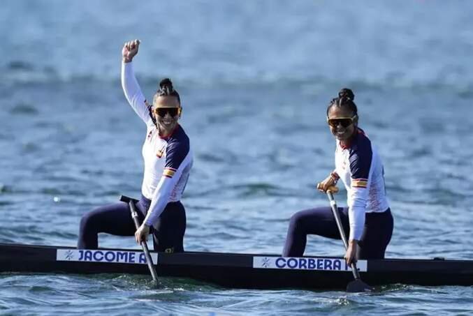  Las palistas españolas Antía Jácome y María Corbera celebran su clasificación para la final del C2 500 metros en los Juegos Olímpicos de Paris 2024. | EP 