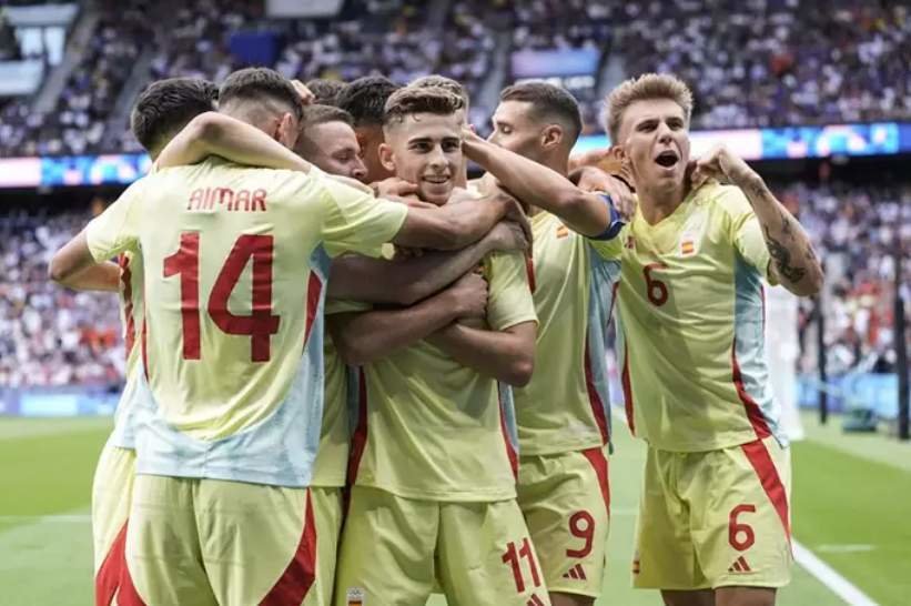  Fermín López celebrando uno de sus goles junto a sus compañeros 