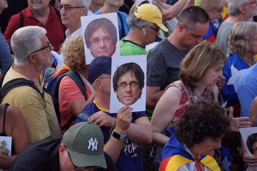  Varias personas con fotos con la cara de Puigdemont | EP 