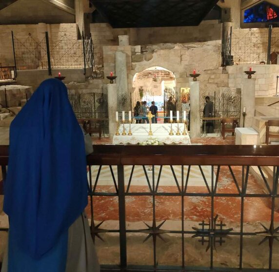  Una religiosa reza en la Basilica de la Anunciación, en Nazaret (Israel) - EUROPA PRESS 