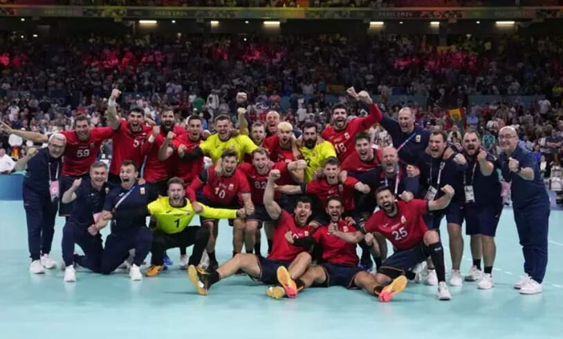  Los Hispanos celebrando la medalla de bronce ganada frente a Eslovenia 