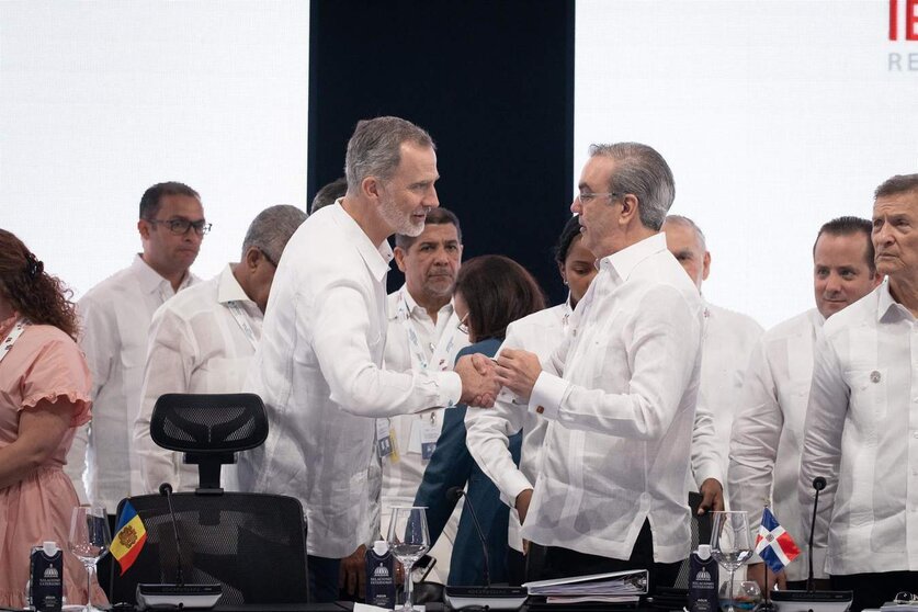  El Rey de España Felipe VI (i) y el presidente de República Dominicana, Luis Abinader (d) 