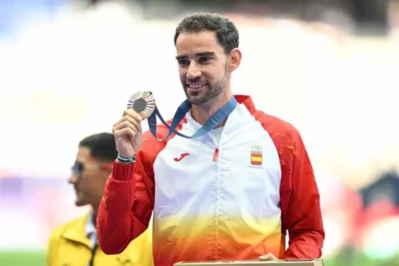  El marchador Álvaro Martínez con su medalla olímpica 