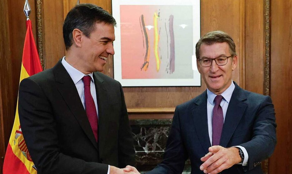  Sánchez y Feijóo se dan la mano 