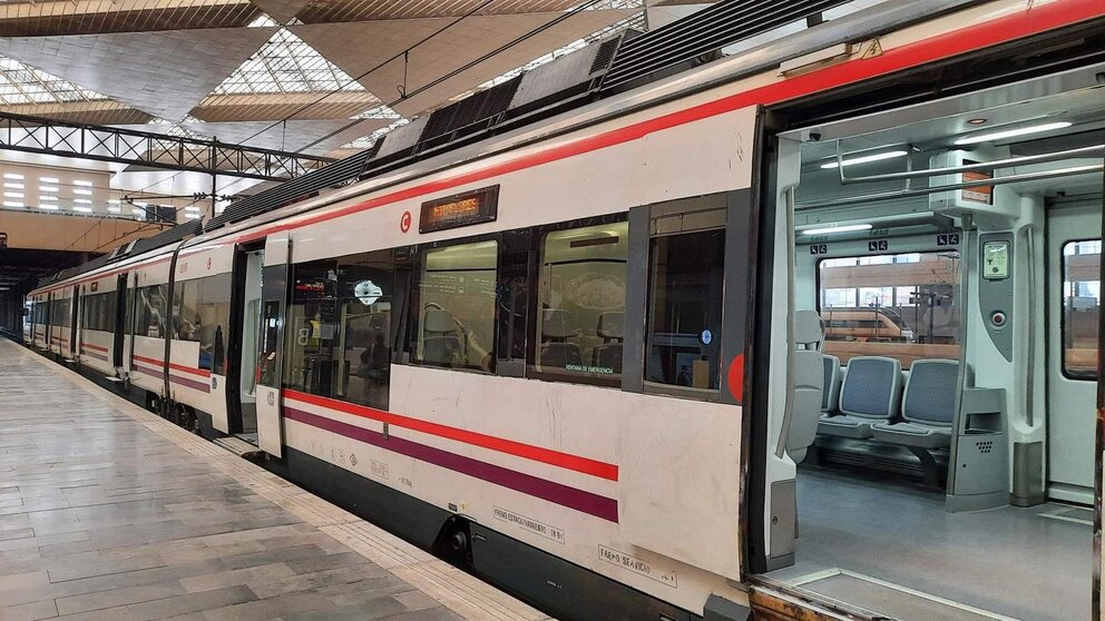  Tren de Cercanías en la Estación Zaragoza-Delicias. - RENFE | EP 