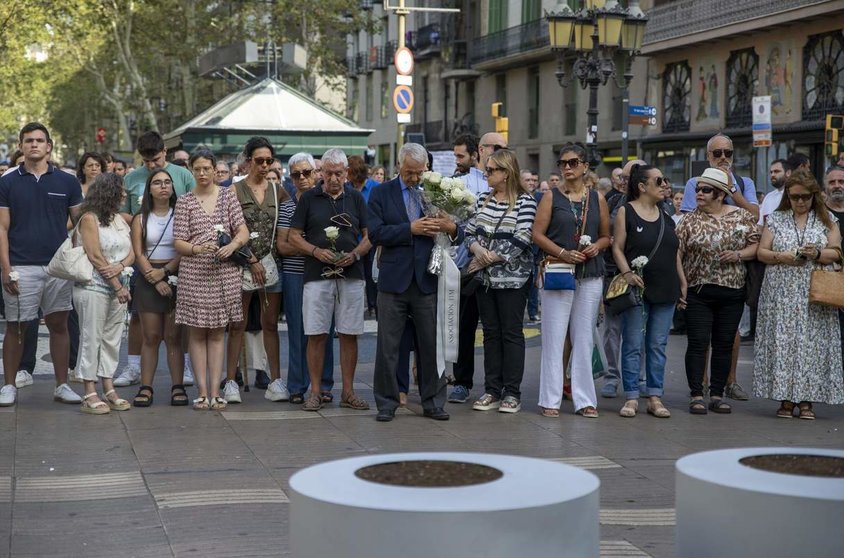  Familiares participan en el acto institucional en recuerdo a las víctimas de los atentados del 17A | EP 