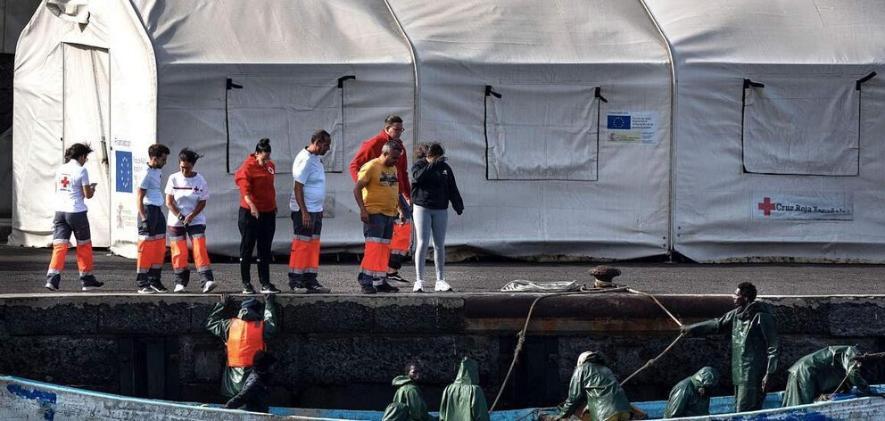  Trabajadores de la Guardia Civil y Cruz Roja en la llegada de una patera | RTVE 