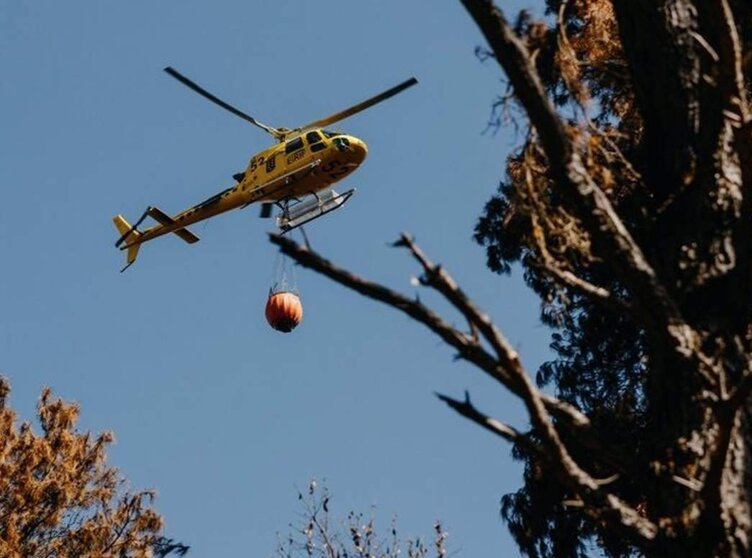  Un helicóptero interviene en las labores de extinción - GOBIERNO DE CANARIAS | EP 