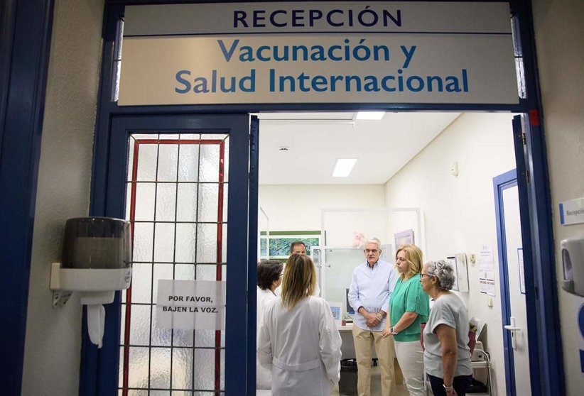  La vicealcaldesa y delegada de Seguridad y Emergencias, Inmaculada Sanz (2d), y el gerente de Madrid Salud, Antonio Prieto (3d) | EP 