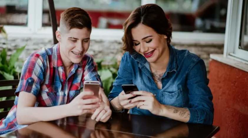  Una pareja utilizando el móvil 