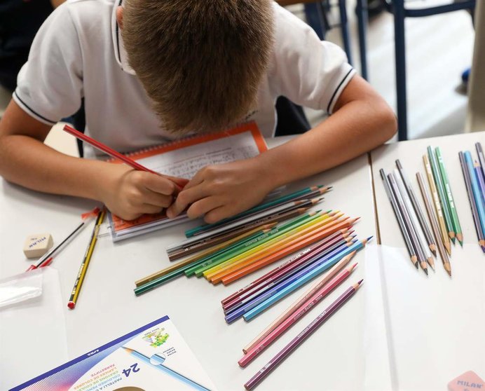  Un niño colorea el día del inicio del curso 