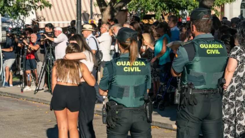  Dos jóvenes se abrazan en el recuerdo del niño de Mocejón frente a la Guardia Civil 