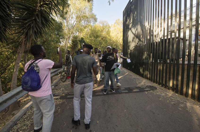  Varios migrantes a su salida del Centro de Estancia Temporal de Inmigrantes (CETI) en Ceuta | EP 