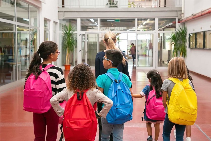  Niños entrando al colegio 